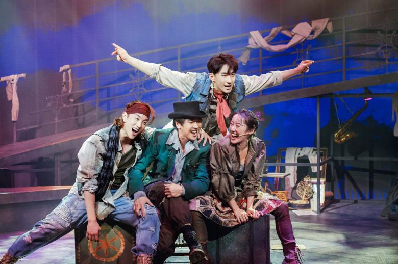 뮤지컬 ‘시지프스’에서 네 배우들이 ‘이방인’을 공연하고 있다. 과수원뮤지컬컴퍼니 제공