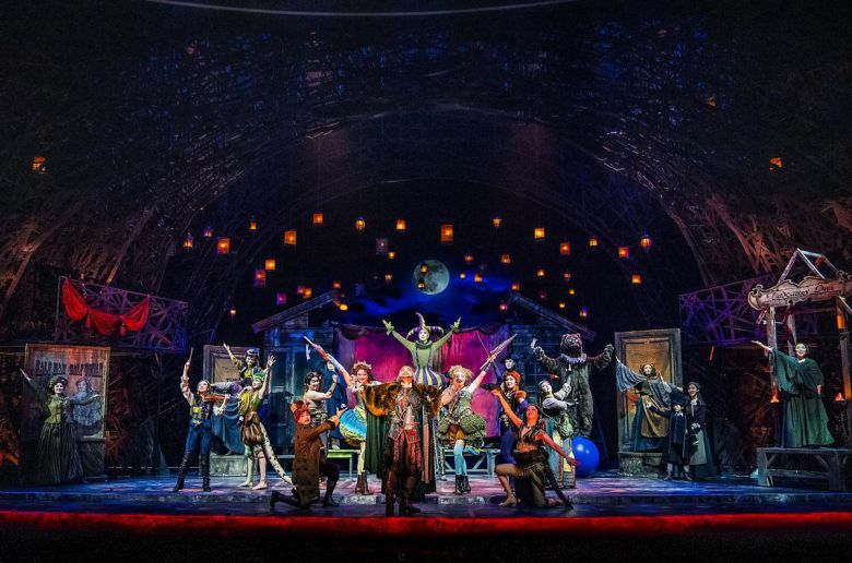 뮤지컬 ‘웃는 남자’에서 화려한 공연을 펼치는 유랑극단. EMK뮤지컬컴퍼니 제공