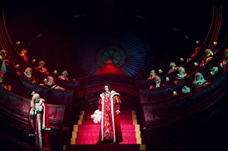 뮤지컬 ‘웃는 남자’에서 그윈플렌(가운데)은 상원 의회에서 제발 가난한 이들을 보라며 호소한다.     EMK뮤지컬컴퍼니 제공