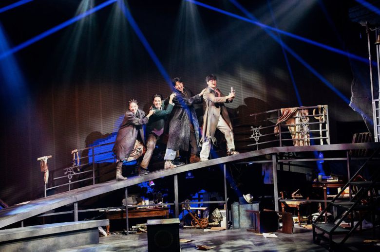 뮤지컬 ‘시지프스’에서 경사로를 올라가는 배우들. 산 정상으로 돌을 굴려올리는 시지프스를 연상시킨다.  과수원뮤지컬컴퍼니 제공