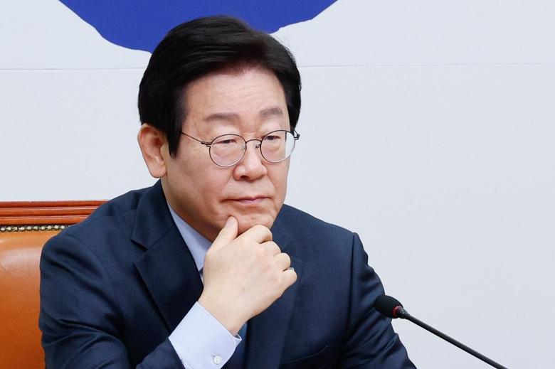 이재명 더불어민주당 대표가 22일 오전 서울 여의도 국회에서 열린 최고위원회의에 참석해 최고위원 발언을 듣고 있다. 2025.1.22.뉴스1