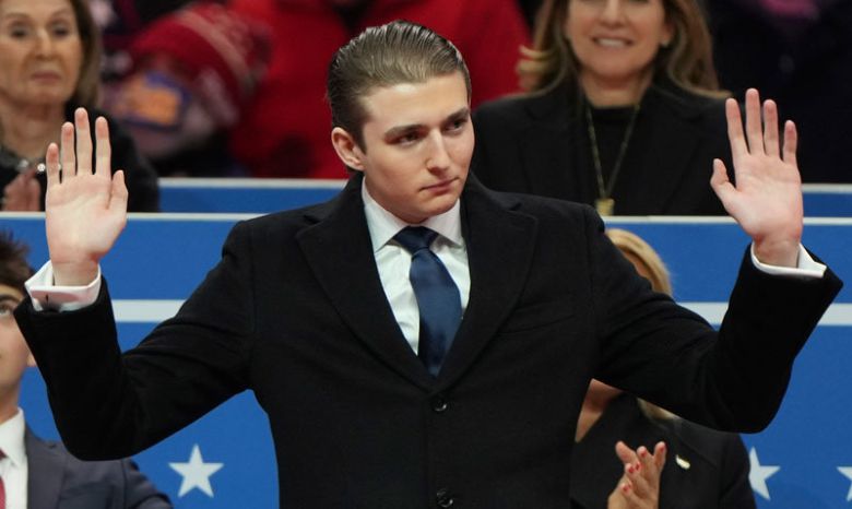 도널드 트럼프 미국 대통령의 3남 2녀 중 막내인 배런이 20일 워싱턴의 실내 경기장 ‘캐피털원아레나’에서 열린 부친의 취임 축하 행사에서 두 손을 들고 청중의 환호에 화답하고 있다. 배런은 대선 기간 젊은층이 즐겨 듣는 팟캐스트에 부친이 출연하도록 조언했다. 워싱턴=AP 뉴시스