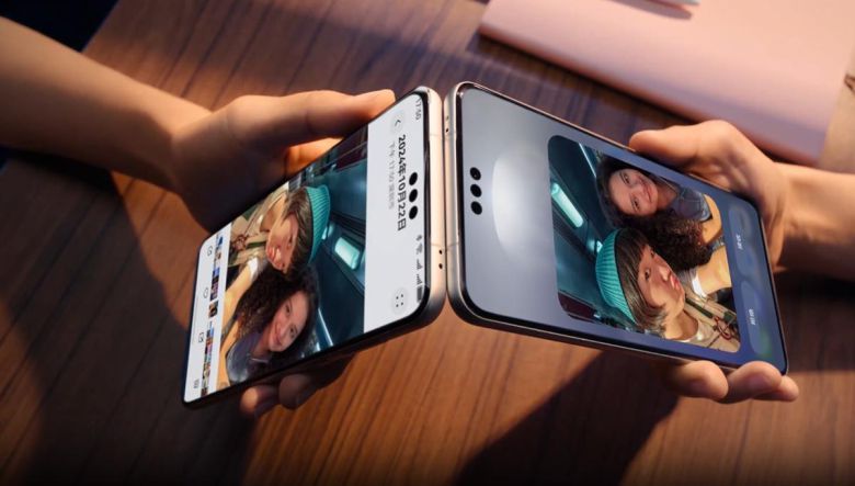 화웨이의 하모니넥스트OS가 자랑하는 공유 기능. 기기를 맞닿게 하면 사진 등이 바로 공유된다. 화웨이 홈페이지