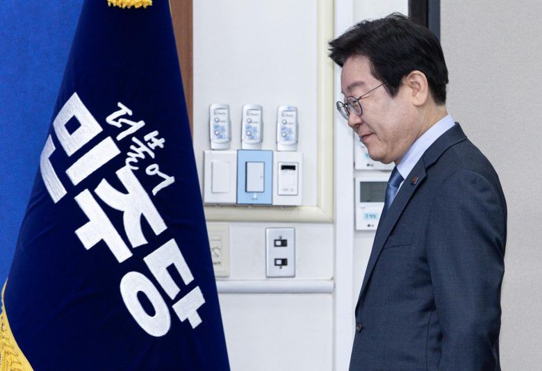 이재명 더불어민주당 대표가 22일 오전 서울 여의도 국회에서 조셉 윤 주한미국대사대리를 접견하기 위해 회의실로 들어서고 있다. 2025.1.22/뉴스1