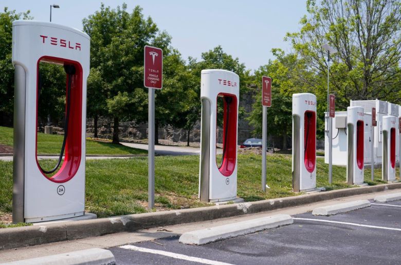 트럼프 대통령은 행정명령을 통해 전기차 충전소 설치를 위한 연방 정부 지원을 중단했다. 바이든 친환경 정책의 대대적인 후퇴가 이어진다. AP 뉴시스