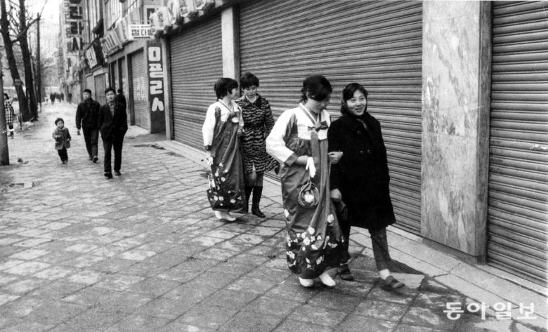 구정날 아침 종로 거리의 상점들은 대부분 문을 닫고 한복 입은 소녀들이 드문드문 눈에 띄었다/ 1969년 2월 17일 동아일보 DB.