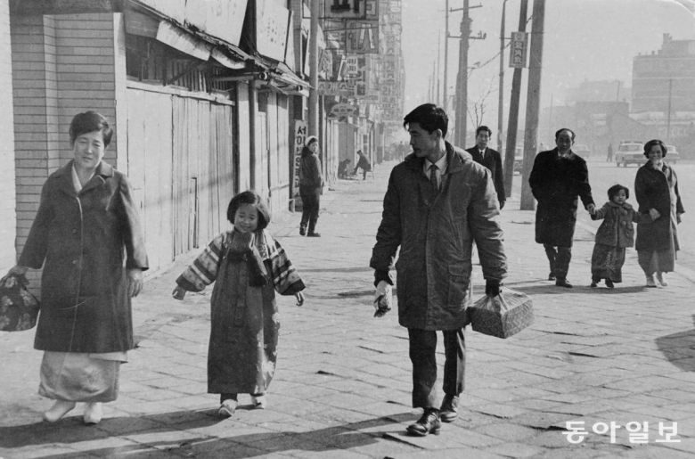 구정 철시로 한산한 거리… 세배길을 나선 가족. 1970년 2월 6일 동아일보 DB.