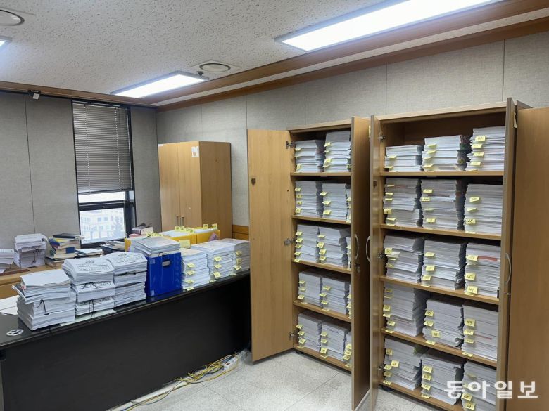 기록으로 가득 찬 서울중앙지검 형사4부 조사실. 책상 위와 캐비닛을 가득 채운 130여 권의 기록들은 모두 한 사건 관련 수사기록이다. 페이지수로는 6만5000페이지 이상 된다. 허동준 기자 hungry@donga.com