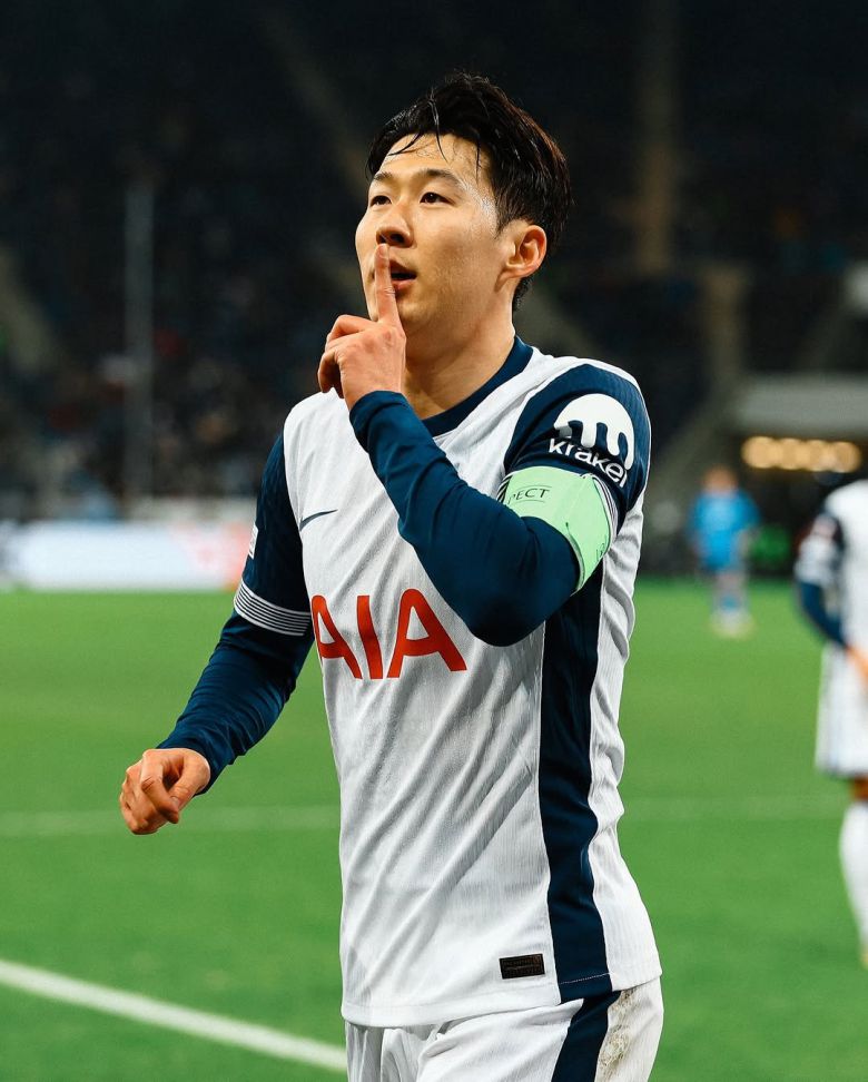 손흥민은 후반 32분 추가 골을 넣은 뒤엔 ‘조용히 하라’는 의미가 담긴 ‘쉿 세리머니’를 했다. 손흥민이 결승골을 포함해 멀티 골을 넣은 토트넘이 3-2로 이겼다. 사진 출처 토트넘 인스타그램