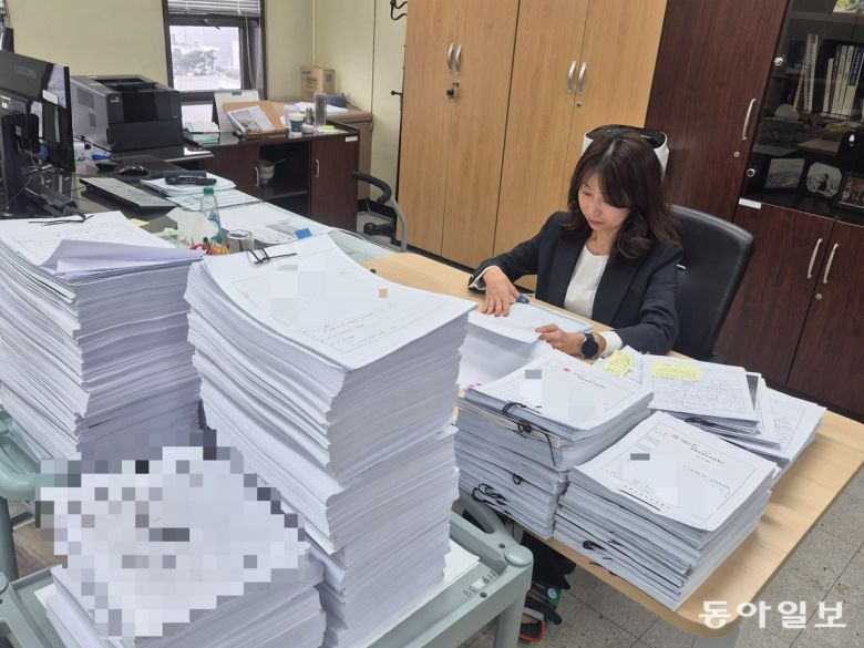 기록들을 검토하고 있는 정현 서울중앙지검 형사4부 부장검사. 송유근 기자 big@donga.com