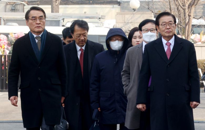 윤석열 대통령의 법률대리인단인 배보윤(왼쪽부터), 차기환, 조대현, 김계리, 배진한, 정상명 변호사가 21일 오후 서울 종로구 헌법재판소 심판정에서 열린 윤석열 대통령 탄핵 심판 3차 변론기일에 출석하고 있다. 2025.1.21 뉴스1