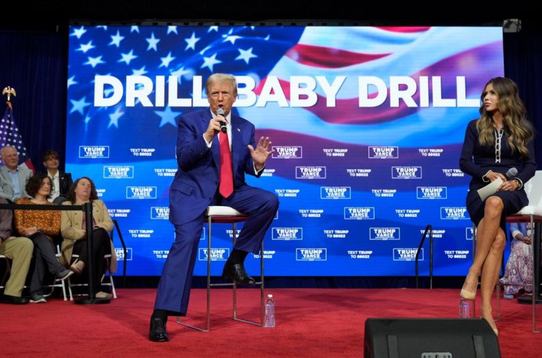 대선 후보 시절인 2024년 10월 자신의 에너지 정책에 대해 연설 중인 도널드 트럼프 대통령. AP 뉴시스