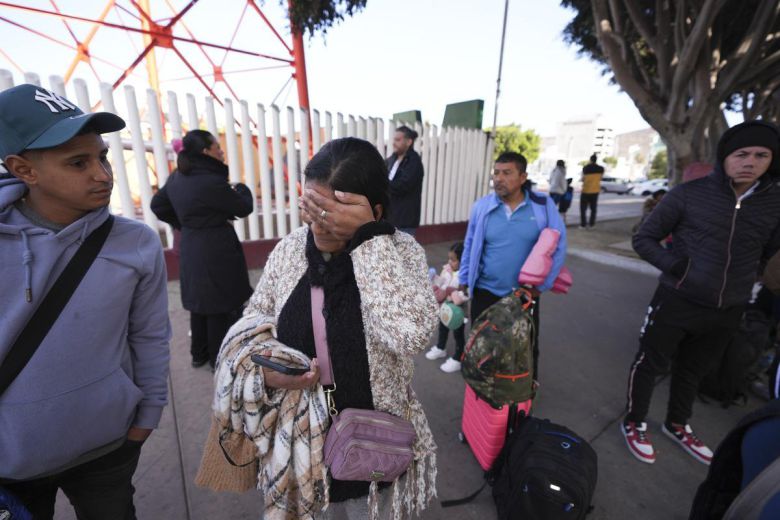 멕시코 출신의 한 여성이 미국 국경 인근에서 합법적 입국을 기다리던 중 미국 세관 및 국경보호국(CBP) 스마트폰 어플리케이션에서 예약이 취소된 것을 확인하고 눈물을 흘리고 있다. 미국은 트럼프 취임 직후 입국 희망자들의 예약을 대거 취소한 것으로 전해졌다. AP 뉴시스