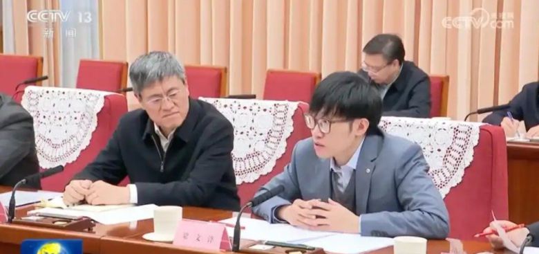 량원펑 딥시크 창업자가 최근 리창 국무원 총리 주재의 ‘정부업부 보고회’에 참석했다. (CCTV 갈무리)