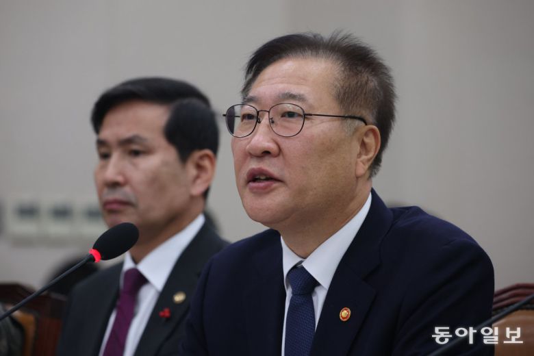 박성재 법무부 장관이 지난해 12월 11일 국회 법제사법위원회 전체회의에서 열린 비상계엄 현안질의에서 의원 질의에 답하고 있다. 박형기 기자 oneshot@donga.com