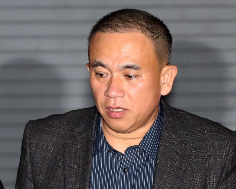 윤석열 대통령 부부 공천 개입 의혹의 핵심 인물인 명태균 씨가 14일 오후 공천을 대가로 정치자금을 주고받은 혐의(정치자금법 위반)로 경남 창원시 성산구 창원지방법원에서 열린 구속 전 피의자 심문(영장실질심사)을 마친 후 대기 장소인 창원교도소로 가기 위해 호송차로 이동하고 있다. 2024.11.14 뉴스1