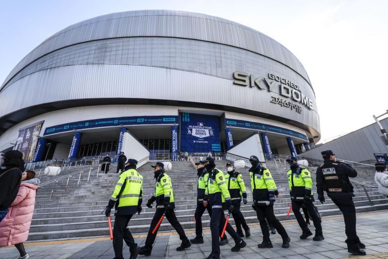 지난해 3월 20일 미국 메이저리그(MLB) 서울 개막전이 열린 서울 고척스카이돔에 허위 테러 협박 메일이 접수돼 경찰 특공대 30여 명과 기동대 120여 명이 경기장을 수색했으나 폭탄은 나오지 않았다. 뉴시스