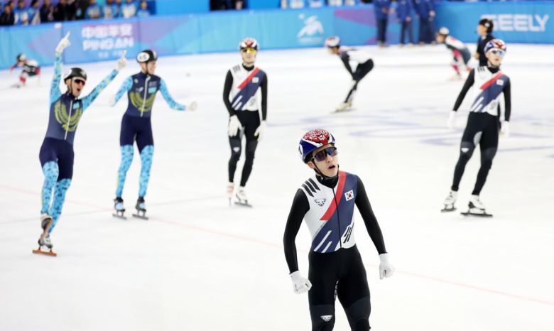 9일(현지시간) 중국 헤이룽장성 하얼빈 빙상훈련센터 다목적홀에서 열린 하얼빈 동계아시안게임 남자 쇼트트랙 5000m 계주 결승에서 마지막 주자 박지원이 2위로 결승선을 통과하고 있다. 박지원 장성우 김태성 박장혁이 나선 대표팀은 2위로 레이스를 마쳤으나 실격 판정을 받아 4위를 기록했다. 뉴스1
