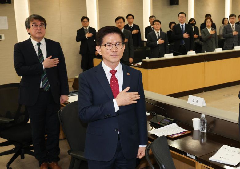 김문수 고용노동부 장관이 6일 서울 중구 고용노동청에서 열린 2025년도 전국 기관장 회의에서 참석자들과 함께 국민의례를 하고 있다. 2025.2.6 (서울=뉴스1)