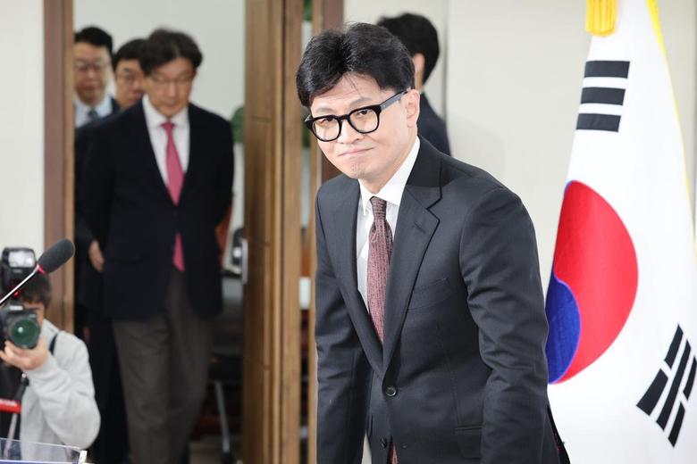 한동훈 국민의힘 대표가 16일 오전 서울 여의도 국회에서 열린 당대표 사퇴 기자회견에서 인사하고 있다. 2024.12.16.[서울=뉴시스]