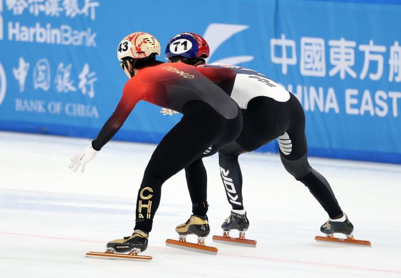 9일(현지시간) 중국 헤이룽장성 하얼빈 빙상훈련센터 다목적홀에서 열린 하얼빈 동계아시안게임 남자 쇼트트랙 5000m 계주 결승에서 대한민국 마지막 주자 박지원이 중국 린샤오쥔과 몸싸움을 벌이고 있다. 뉴스1