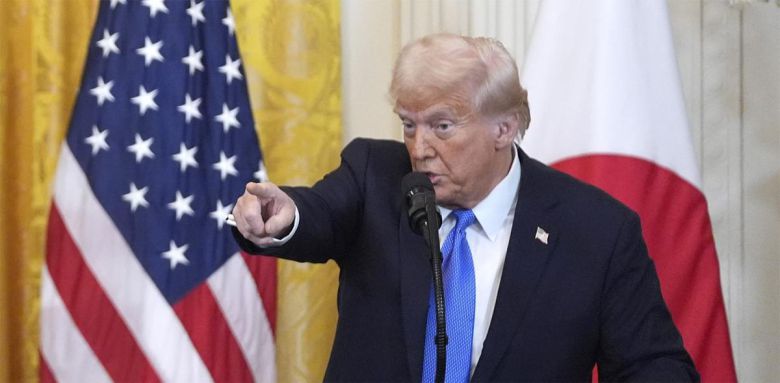 7일(현지 시간) 도널드 트럼프 미국 대통령이 백악관에서 이시바 시게루 일본 총리와 함께 기자회견을 하고 있다. 이날 트럼프 대통령은 “각국이 우리에게 (관세를) 부과하는 만큼 우리도 동일한 수준으로 부과할 것”이라며 상호 관세 부과 방침을 밝혔다. 워싱턴=AP 뉴시스