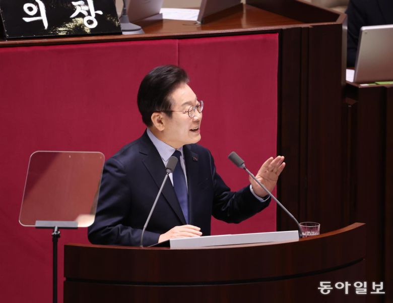 10일 오전 서울 여의도 국회 본회의장에서 이재명 더불어민주당 대표의 교섭단체 대표연설이 열렸다. 연설 중간 국민의힘 의원들이 고함 소리가 나자 민주당쪽에서 반격이 들어왔고 이 대표는 양측을 진정시키며 양손을 들어 방청객에 있는 초등학생을 가리키며 정숙을 요구했다.  장승윤 기자 tomato99@donga.com