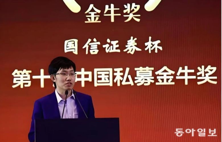 딥시크 창업자 량원펑은 딥시크를 ‘연구와 탐구’를 위한 기업이라고 설명한다. 필요한 자금은 모두 모기업인 헤지펀드 하이플라이어가 댈 수 있기 때문에, 외부 투자는 받지 않는다. 그는 “우리가 직면한 문제는 돈이 아니라, 첨단 반도체칩 규제”라고 말한다. 동아일보 DB