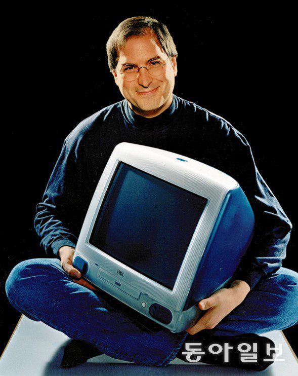 1998년 애플 아이맥G3를 들고 있는 스티브 잡스. 동아일보 DB