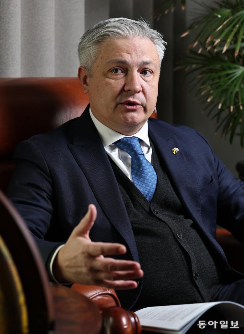 드미트로 포노마렌코 주한우크라이나 대사가 13일 서울 용산구 주한 우크라이나 대사관에서 동아일보와 인터뷰하고 있다. 양회성 기자 yohan@donga.com