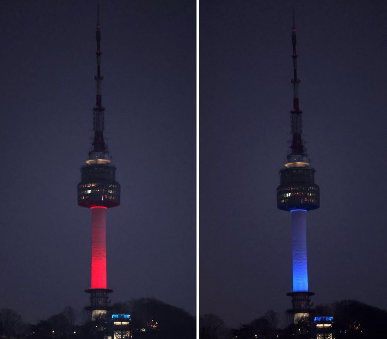 15일 오후 서울 남산 N서울타워에 양국 국기에 들어간 색깔인 빨간색과 파란색 조명이 번갈아가며 들어오고 있다. 뉴스1