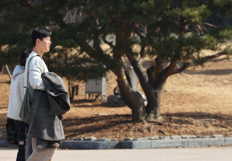 [서울=뉴시스] 황준선 기자 = 한낮 기온이 10도를 넘는 등 포근한 날씨를 보인 14일 서울 여의도공원에서 외투를 벗은 시민들이 발걸음을 옮기고 있다. 2025.02.14. hwang@newsis.com