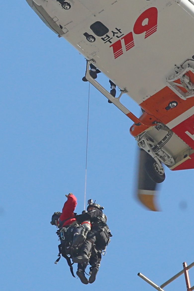 헬기로 긴급 탈출 소방헬기가 옥상으로 대피한 근로자들을 구조하고 있다. 기장=뉴스1