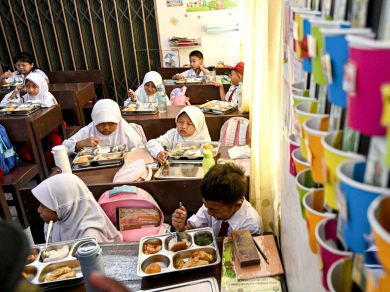 무상급식 시행 첫날인 1월 6일 학교에서 급식을 먹는 인도네시아 학생들. 신화통신 뉴시스