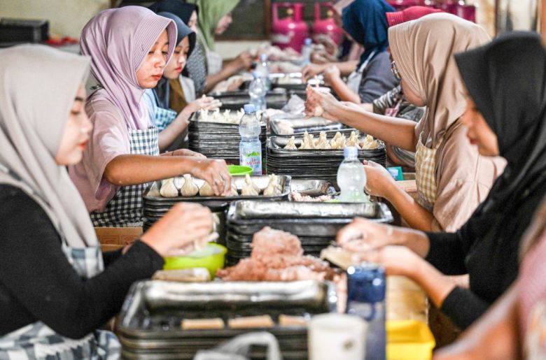 인도네시아 한 작업장에서 노동자들이 딤섬을 만들고 있다. 신화통신 뉴시스