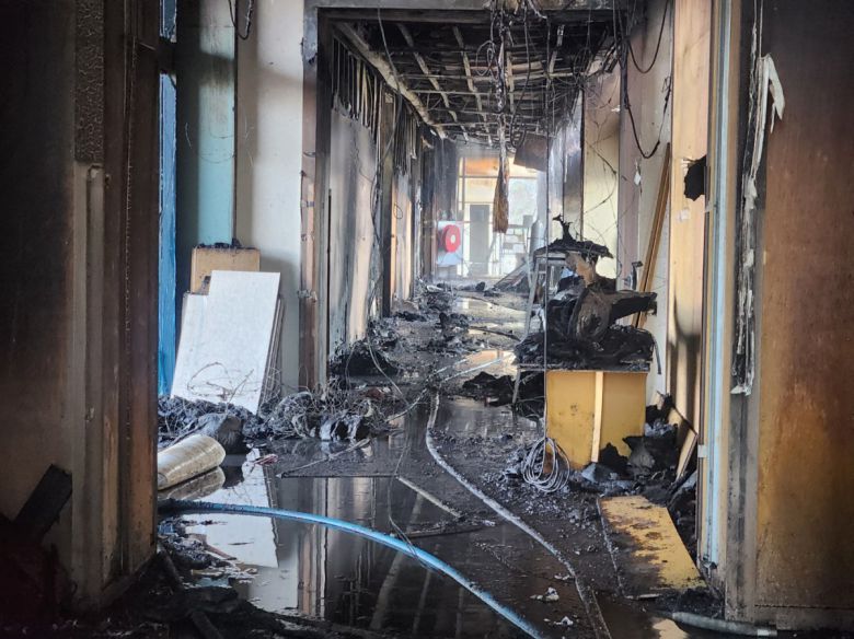 화마가 쓸고 간 참사 현장 14일 부산 기장군 반얀트리 호텔 신축 공사장에서 큰불이 나 근로자 6명이 사망했다. 호텔 내부 곳곳이 불에 탄 모습. 부산소방재난본부 제공