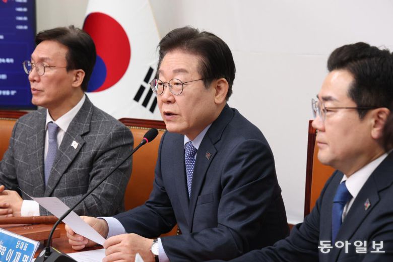 더불어민주당 이재명 대표(가운데)가 14일 서울 여의도 국회에서 열린 최고위원회의에서 발언을 하고 있다. 이 대표는 이날 국민의힘을 향해 “추가경정예산에 대해서도 역시 말로는 하자고 하는데 구체적 협의를 해보면 전혀 할 생각이 없어 보인다”면서 20일 국정협의회에서 신속하게 논의하자고 촉구했다. 이훈구 기자 ufo@donga.com