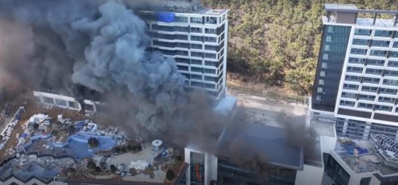 부산 호텔 공사장 화재, 6명 사망 14일 오전 부산 기장군 반얀트리 호텔 신축 공사장에서 화재가 발생해 건물 곳곳이 화염에 휩싸여 있다. 불이 난 직후 근로자 100여 명이 대피하고, 옥상으로 올라간 15명을 소방당국이 헬기로 구조했지만, 6명은 미처 대피하지 못하고 사망했다(위 사진). 이날 화재로 생긴 시커먼 연기가 거세게 솟구치고 있다(아래 사진). 부산경찰청 제공·채널A 화면 캡처