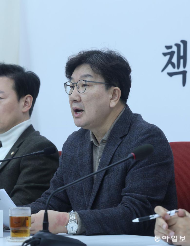 권성동 국민의힘 원내대표가 16일 오후 서울 여의도 국회에서 기자간담회을 열고 발언을 하고 있다. 장승윤 기자 tomato99@donga.com