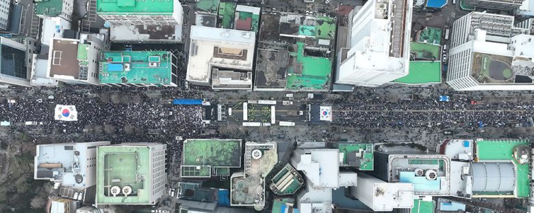 15일 광주 동구 금남로에서 윤석열 대통령 탄핵 반대 집회와 찬성 측 집회가 동시에 열렸다. 네모난 형태의 경찰 차벽을 기준으로 왼쪽이 탄핵 반대 집회, 오른쪽이 탄핵 찬성 집회다. 찬반 집회가 열린 금남로는 1980년 5·18민주화운동 당시 계엄군의 집단 발포로 시민들이 숨진 곳이다. 광주매일 제공