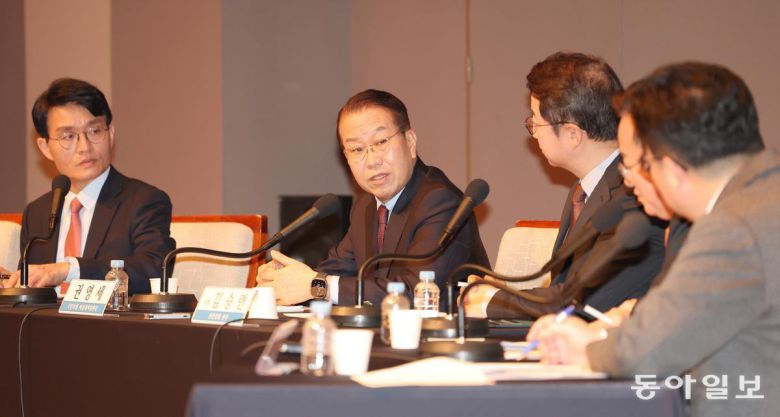 권영세 국민의힘 비상대책위원장이 17일 오전 서울 중구 프레스센터에서 열린 관훈클럽 초청 토론회에 참석 윤대통령 계엄 선포 및 탄핵 정국 등에 대한 입장을 밝히고 있다. 변영욱 기자 cut@donga.com