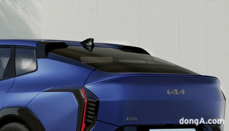 기아 EV4 세단 GT라인 루프 스포일러 확대