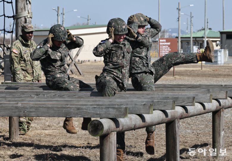 샌드허스트 경연대회에 출전하는 육군사관학교 생도들이 18일 오후 경기 평택시 캠프 험프리스에서 장애물 코스 훈련을 하고 있다. 4월 미국 육군사관학교가 주최하는 샌드허스트 경연대회는 전 세계 예비 장교들이 전투체력과 전술적 응급처치, 장애물 극복 등 각종 전투기술을 겨루는 대회다.  평택=양회성 기자 yohan@donga.com