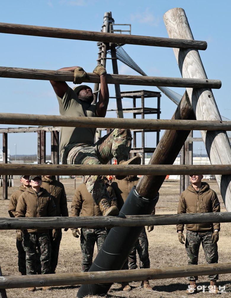 한 미군 장병이 통나무 사다리를 역으로 오르는 시범을 보이고 있다.  평택=양회성 기자 yohan@donga.com