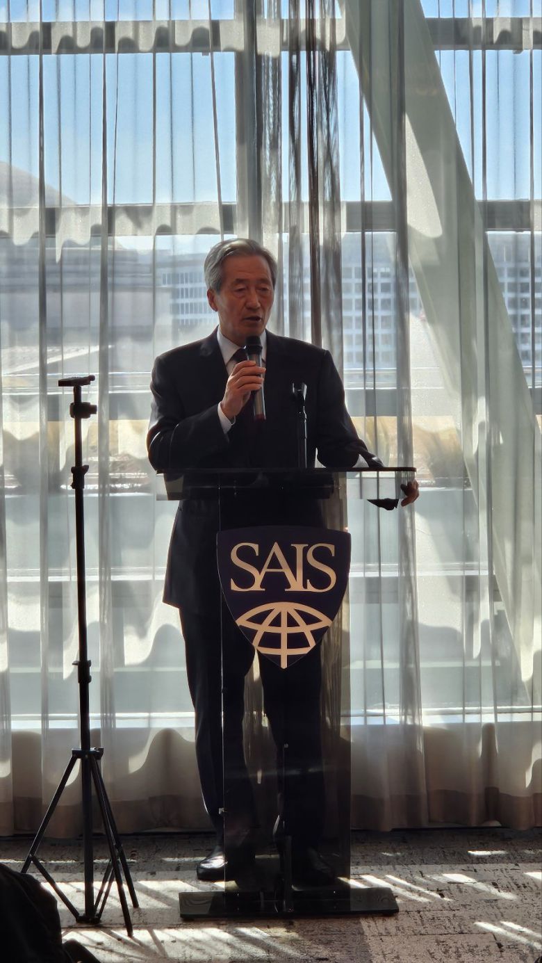 정몽준 아산정책연구원 명예이사장이 17일(현지 시간) 워싱턴DC에 있는 존스홉킨스대 국제관계대학원(SAIS)에서 ‘정몽준 안보학 석좌교수직’ 신설 기념 연설을 하고 있다. 아산정책연구원 제공.