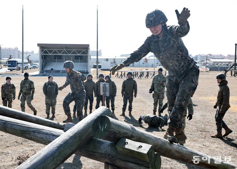 통나무 경사 극복훈련을 하는 생도.  평택=양회성 기자 yohan@donga.com