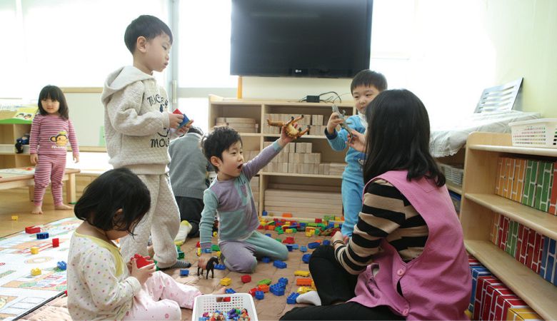 금천구 내 한 어린이집에서 보육교사가 어린이들을 돌보고 있다. 금천구 제공
