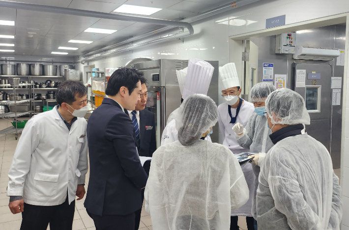 최근 경북 경주의 한 숙박시설에서 경주시와 대구지방식약청 소속 식음료 안전관리 점검반이 SOM1을 대비해 위생점검을 진행하고 있다. 경주시 제공