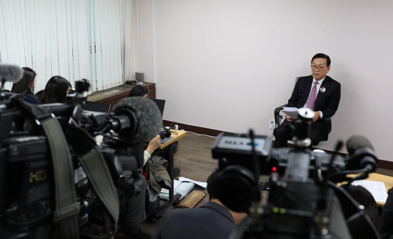 윤석열 대통령 측 변호인인 석동현 변호사가 19일 서울 서초구 한 사무실에서 헌법재판소의 위헌·위법한 탄핵 심판 심리를 비판하는 기자회견을 하고 있다. 2025.02.19. 뉴시스