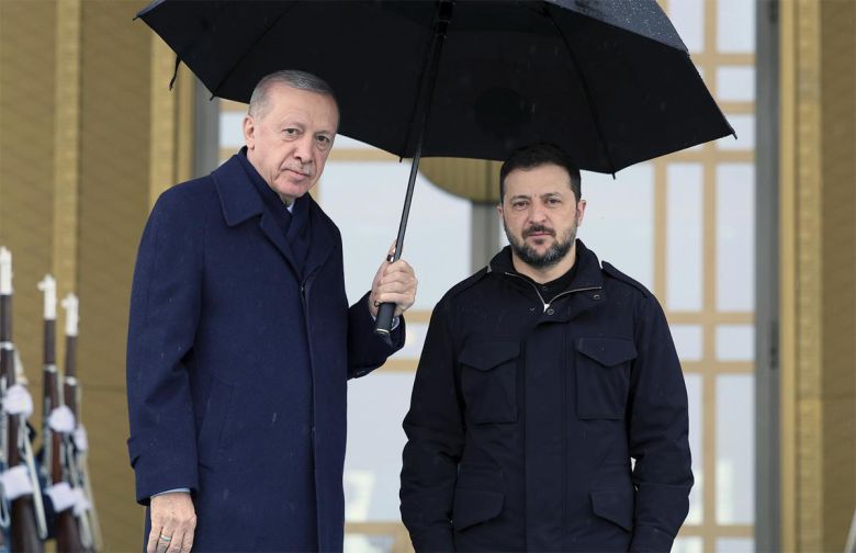 젤렌스키는 튀르키예 찾아 지지 호소 이날 협상에서 배제된 볼로디미르 젤렌스키 우크라이나 대통령(오른쪽)은 같은 날 튀르키예 수도 앙카라에서 레제프 타이이프 에르도안 튀르키예 대통령을 만나 지지를 호소했다. 앙카라=AP 뉴시스